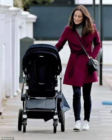 Aspinal of London Por­to­bel­lo Bag With Chain In Navy Peb­ble worn by Pippa Middleton London December 17, 2019