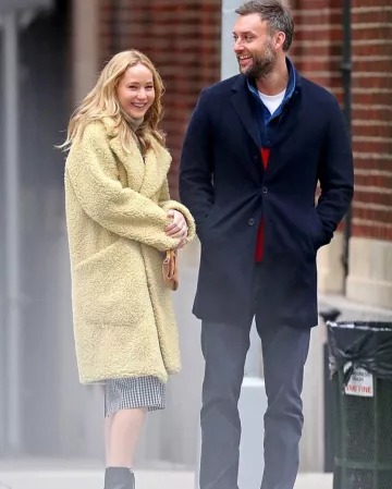 Khaite L'Aimee Embrayage De Caramel Daim porté par Jennifer Lawrence Ville de New York, 17 décembre 2019