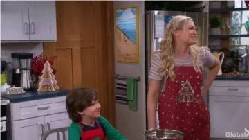 Delantal de la casa usado por Gemma (Beth Behrs) The Neighborhood Temporada 2 Episodio 11