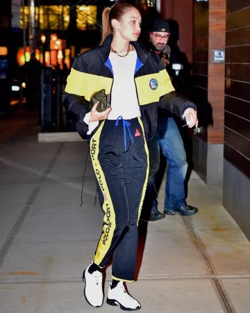 Reebok DMX Series Zip Sneaker usado por Jelena Noura "Gigi" Hadid Ciudad de Nueva York 16 de diciembre de 2019