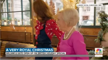 Alessandra Rich Rouge et Blanc Imprimé de la Robe portée par Kate Middleton aujourd'Hui 16 décembre 2019