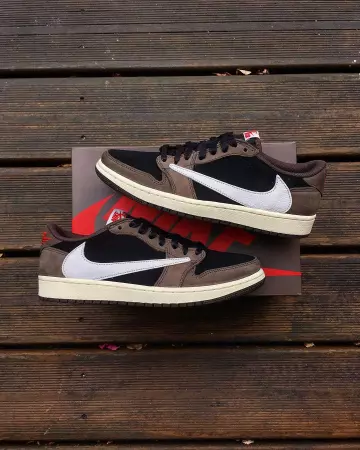 Air jordan 1 travis scott low sur le compte Instagram de @julien.custom31