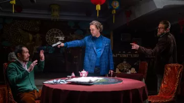 La veste de blazer bleue à carreaux de Mickey Pearson (Matthew McConaughey) dans The Gentlemen