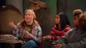 Grey Workshop Plaid Caila Camisa usada por Ashlyn (Julia Lester) en High School Musical: The Musical: The Series Temporada 1 Episodio 6