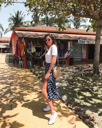 Falda asimétrica de lunares de mango de Anna Ferrer Padilla en la cuenta de Instagram @annafpadilla