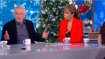 Alice + Olivia Flo­ral Top worn by Sunny Hostin on The View December 16, 2019