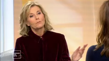 La chemise longue en velours frappé de Claire Chazal dans Entrée libre