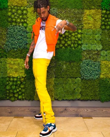 Channel Sneakers (Orange/bleu/blanc) de PnB Rock sur le compte Instagram de @pnbrock