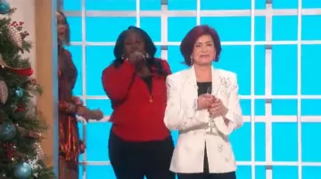 Cinq à Sept White Embellished Blazer usado por Sharon Osbourne en The Talk 16 de diciembre de 2019