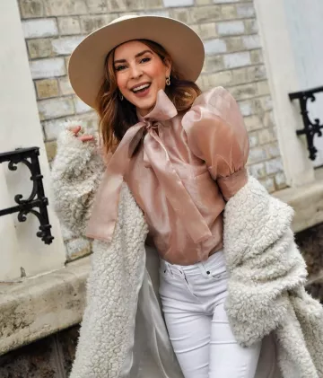 Top rosa con mangas hinchadas de Valentine Vanesse en la cuenta de Instagram de @hellovalentine