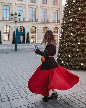 Jupe longue plissée rouge de Elodieinparis sur le compte Instagram de @elodieinparis