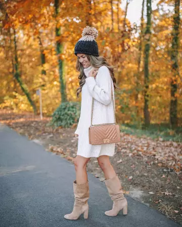 Pom Beanie de Caitlin Covington sur l'Instagram account @cmcoving