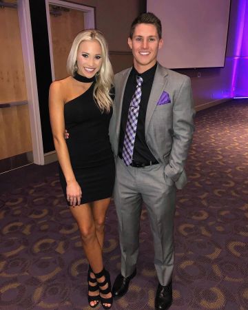 Lulu's Black One Sleeve Mini Dress de Peyton Mabry en la cuenta de Instagram @peyton_mabry