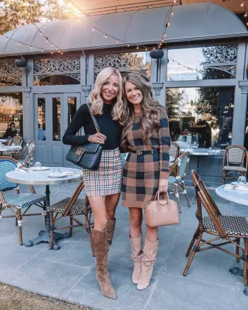 Robe pull de Caitlin Covington sur l'Instagram account @cmcoving