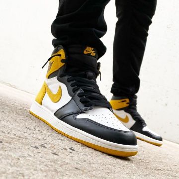 Air Jordan 1 Mid Yellow Toe Noir sur le compte Instagram de @sneakerpixx