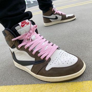 Jordan 1 Retro High Travis Scott en la cuenta de Instagram de @sneakerpixx