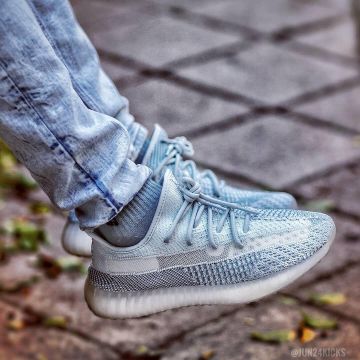 Adidas Yeezy Boost 350 V2 Cloud White (no reflectante) en la cuenta de Instagram de @boostyeezyfeed