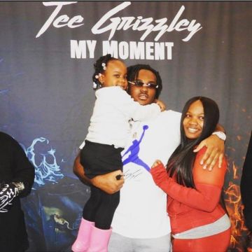 Camiseta Jordan (blanco con logo azul) de Tee Grizzley en la cuenta de Instagram de @tee_grizzley