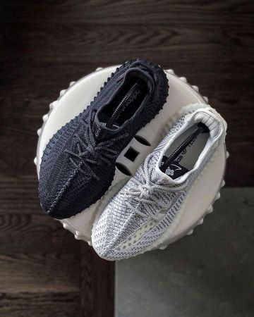 Adidas Yeezy Boost 350 V2 Static Black (Reflectante) en la cuenta de Instagram de @boostyeezyfeed
