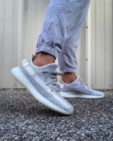 Adidas Yeezy Boost 350 V2 Static (Non-Reflective) sur le compte Instagram de @boostyeezyfeed