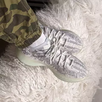 Adidas Yeezy Boost 380 Alien sur le compte Instagram de @boostyeezyfeed