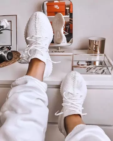 Adidas Yeezy Boost 350 V2 Cream/Triple White sur le compte Instagram de @boostyeezyfeed
