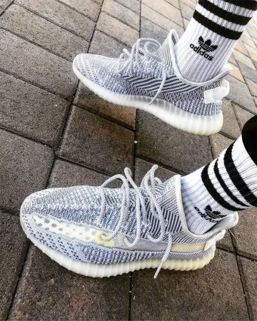 Chaussettes Adidas sur le compte Instagram de @boostyeezyfeed