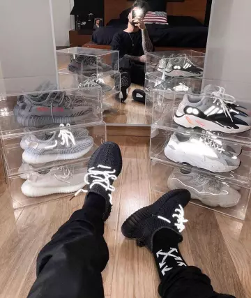 Adidas Yeezy Boost 700 Wave Runner Solid Grey sur le compte Instagram de @boostyeezyfeed