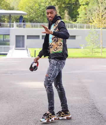 VERSACE gilet matelassé à imprimé baroque porté par Kimpembe sur son compte Instagram @kimpembe3