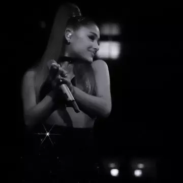 Top noir de Ariana Grande sur le compte Instagram de @arianagrande