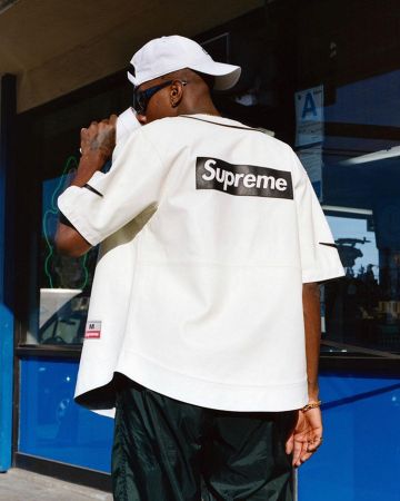 Supreme Nike Leather Baseball Jersey White en la cuenta de Instagram de @supreme__hustle