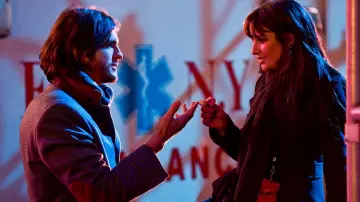 Le manteau long de Ashton Kutcher dans Happy New Year