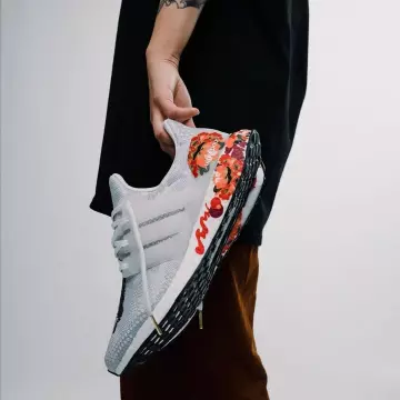 Ultraboost DNA Año Nuevo Chino usado por fitthemall en la cuenta de Instagram de @fitthemall_official 