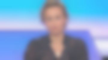 La robe imprimée avec motif en velours dévoré de Caroline Roux dans C dans l'air le 18.12.2019