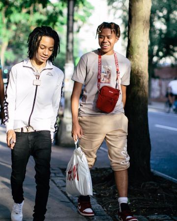 Les sneakers nike blanches portées par YBN Nahmir sur le compte Instagram de @ybncordae