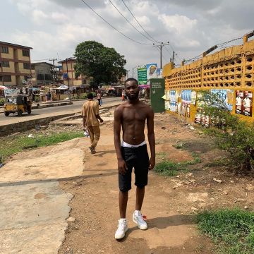 La paire de Nike Off-White de Dave sur le compte Instagram de @santandave