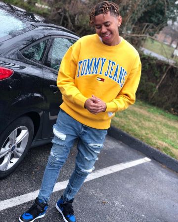 El suéter tommy jeans amarillo y azul usado por YBN Cordae en la cuenta de Instagram de @ybncordae
