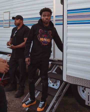 Hoodie Kenzo (noir avec tête de lion) de Roddy Ricch sur le compte Instagram de @roddyricch