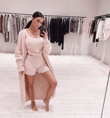 The top of the pajamas Kim Kardashian on the account Instagram of @kimkardashian