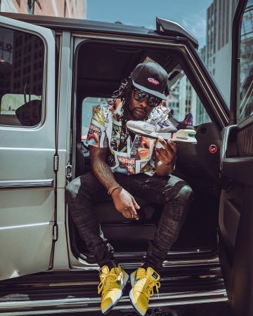 Les sneakers nike jaunes à swoosh argenté portées par Wale sur le compte Instagram de @wale