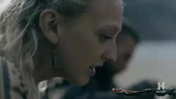 Les boucles d'oreille couleur ambre de Torvi (Georgia Hirst) dans Vikings (S06E03)