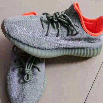 yeezy 350 desierto de salvia usado por 350 desierto de salvia en la cuenta de Instagram de @yeezyinfluence 