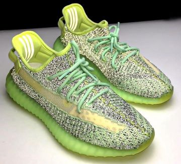 yeezy 350 yeezreel usado por yeezreel amarillo en la cuenta de Instagram de @yeezyinfluence 