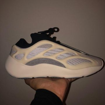 yeezy 700 v3 llevado por 700 v3 en la cuenta de Instagram de @yeezyinfluence 