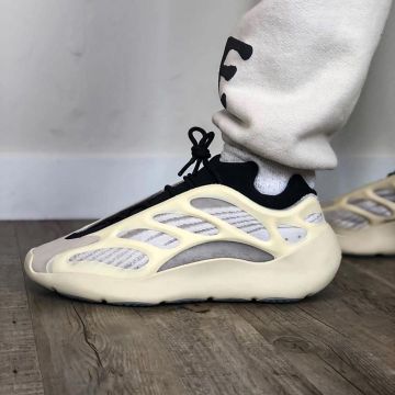yeezy 700 v3 llevado por 700 v3 en la cuenta de Instagram de @yeezyinfluence 
