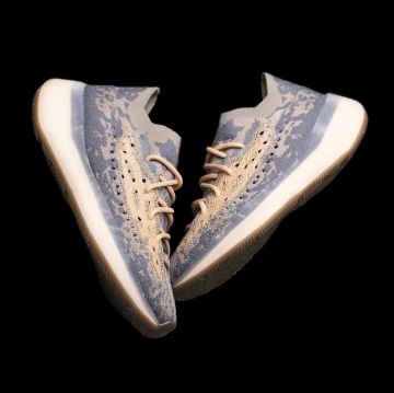 yeezy 380 usado por 380 beige en la cuenta de Instagram de @yeezyinfluence 