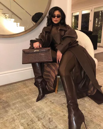 Las botas de cuero que lleva Kylie Jenner en la cuenta de Instagram de @kyliejenner