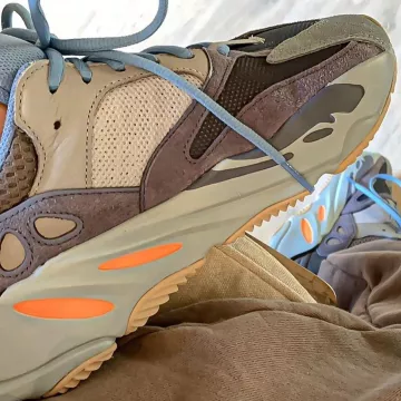yeezy 700 yecheil usado por 700 yecheil en @yeezyinfluence 