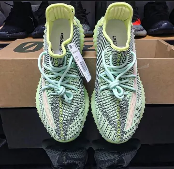 yeezy 350 yeezreel usado por 350 yeezreel en la cuenta de Instagram de @yeezyinfluence 