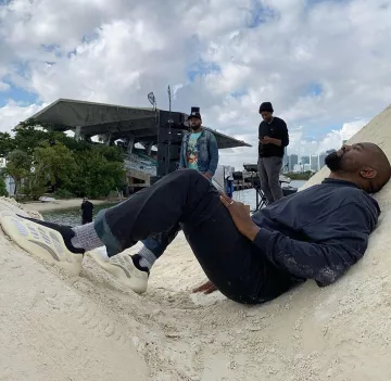 yeezy 380 usado por 380 allien en la cuenta de Instagram de @yeezyinfluence 